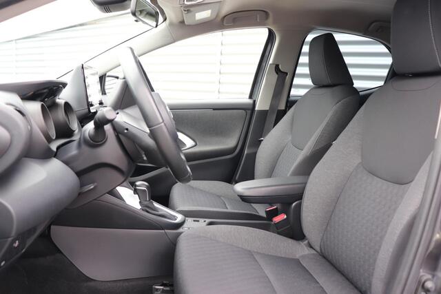 Toyota YARIS 1.5 Hybrid First Edition, Stoelverwarming voor, Dealer onderhouden, Apple Carplay/Android Auto!