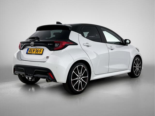 Toyota YARIS 1.5 Hybrid 130 GR SPORT + | BTW voertuig | JBL | Head-Up Display | Dodehoek detectie | Parkeersensoren voor+achter | Stoel+Stuurverwarming | Draadloze telefoonlader | Apple CarPlay/Android Auto | Cruise Control Adapti