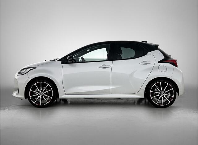 Toyota YARIS 1.5 Hybrid 130 GR SPORT + | BTW voertuig | JBL | Head-Up Display | Dodehoek detectie | Parkeersensoren voor+achter | Stoel+Stuurverwarming | Draadloze telefoonlader | Apple CarPlay/Android Auto | Cruise Control Adapti