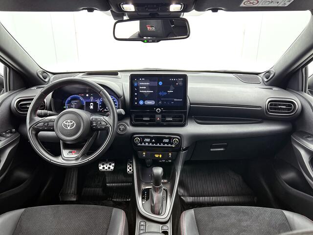 Toyota YARIS 1.5 Hybrid 130 GR SPORT + | BTW voertuig | JBL | Head-Up Display | Dodehoek detectie | Parkeersensoren voor+achter | Stoel+Stuurverwarming | Draadloze telefoonlader | Apple CarPlay/Android Auto | Cruise Control Adapti