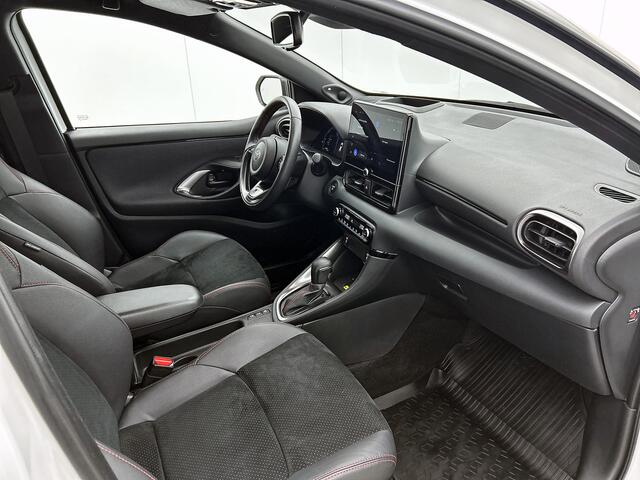 Toyota YARIS 1.5 Hybrid 130 GR SPORT + | BTW voertuig | JBL | Head-Up Display | Dodehoek detectie | Parkeersensoren voor+achter | Stoel+Stuurverwarming | Draadloze telefoonlader | Apple CarPlay/Android Auto | Cruise Control Adapti