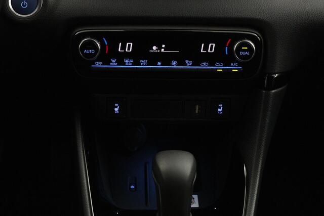 Toyota YARIS 1.5 Hybrid Executive | Stoelverwarming | Parkeersensoren | Leder - Stof bekleding |