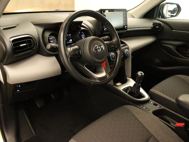 Toyota YARIS Cross 1.5 VVT-I Active - ADAPTIEVE CRUISE CONTROL - DRAADLOZE OPLADER - AIRCO - APPLE CARPLAY/ ANDROID AUTO - LICHT EN REGENSENSOR - 4 SEIZOENENBANDEN - ARMSTEUN VOOR - 16 INCH LICHT METALEN VELGEN