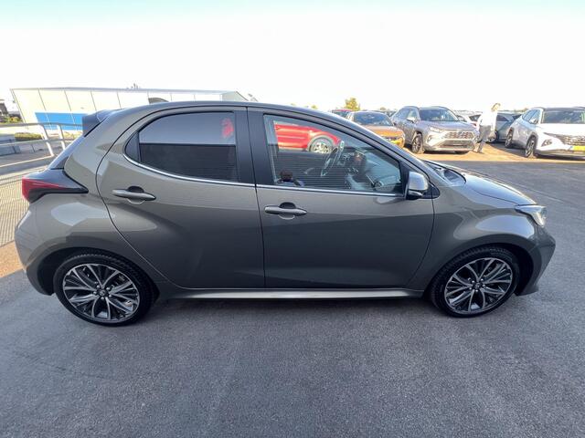 Toyota YARIS 1.5 Hybrid Executive Stoelverwarming, HUD, Smart Key, LED, Navigatie, Parkeersensoren, leder/stof