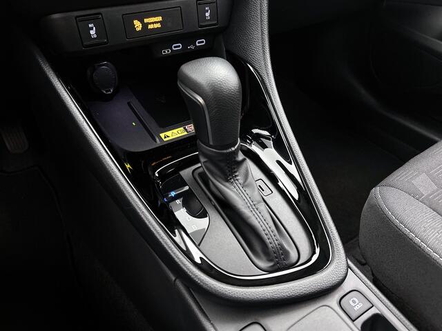 Toyota YARIS 1.5 Hybrid 115 Dynamic | Parkeersensoren | Dodehoekdetectie | Stoel-/Stuurverwarming | Draadloze Telefoonlader | Onderweg-naar-dealer