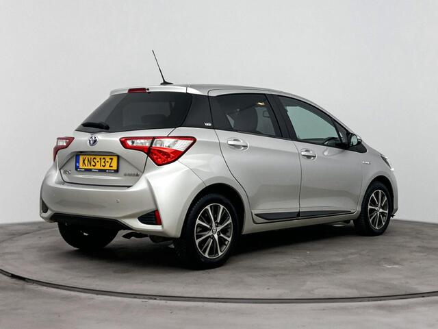 Toyota YARIS 1.5 Hybrid Y20 Limited | Bi-Tone | Parkeersensoren achter | Navi | L.M. velgen | Cruise control |