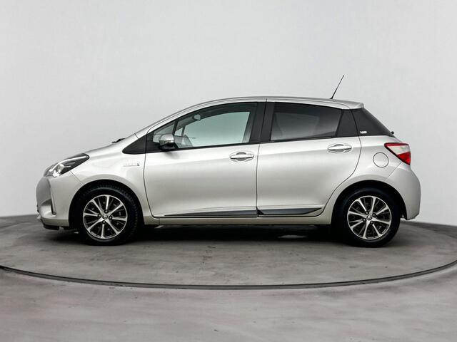 Toyota YARIS 1.5 Hybrid Y20 Limited | Bi-Tone | Parkeersensoren achter | Navi | L.M. velgen | Cruise control |