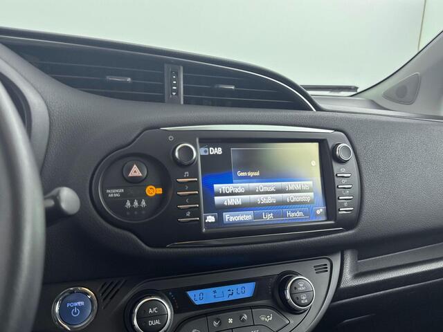Toyota YARIS 1.5 Hybrid Y20 Limited | Bi-Tone | Parkeersensoren achter | Navi | L.M. velgen | Cruise control |