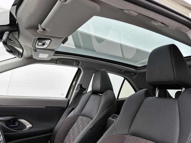 Toyota YARIS Cross 1.5 Hybrid Executive AWD | Panoramadak | Parkeersensoren voor+achter | Stoelverwarming | Draadloze telefoonlader | Apple CarPlay/Android Auto | Cruise Control Adaptive |
