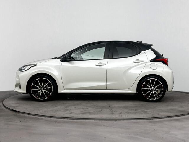 Toyota YARIS 1.5 Hybrid GR Sport Bi-tone Pearl White / Zwart dak | Apple carplay | Android Auto | All Season banden |