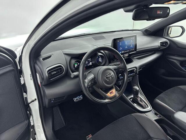 Toyota YARIS 1.5 Hybrid GR Sport Bi-tone Pearl White / Zwart dak | Apple carplay | Android Auto | All Season banden |