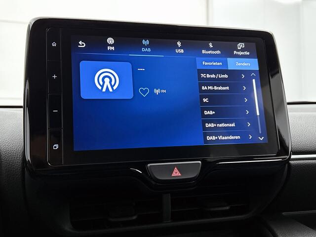 Toyota YARIS 1.5 Hybrid 115 First Edition Comfort Pack | BTW voertuig | Dodehoek detectie | Stoel+stuurverwarming | Parkeersensoren voor+achter | Draadloze telefoonlader | elektrisch verstel/inklapbare spiegels | Apple CarPlay/Android Auto