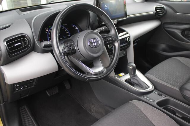 Toyota YARIS Cross 1.5 Hybrid Dynamic | KEYLESS ENTRY / START | VOORSTELEN VERWARMD | STUUR VERWARMING | HEAD-UP DISPLAY | LED KOPLAMPEN | ADAPTIVE CRUISE CONTROL | LANE ASIST | ELEKTRISCH BEDIENBARE ACHTERKLEP | DRAADLOOS APPLE CARPLAY | ANDROID AUTO | ACHTERUITRIJ