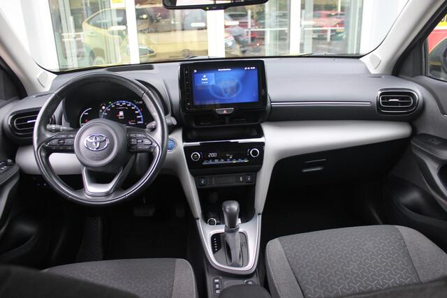 Toyota YARIS Cross 1.5 Hybrid Dynamic | KEYLESS ENTRY / START | VOORSTELEN VERWARMD | STUUR VERWARMING | HEAD-UP DISPLAY | LED KOPLAMPEN | ADAPTIVE CRUISE CONTROL | LANE ASIST | ELEKTRISCH BEDIENBARE ACHTERKLEP | DRAADLOOS APPLE CARPLAY | ANDROID AUTO | ACHTERUITRIJ