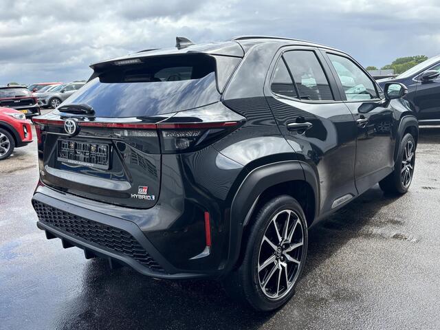 Toyota YARIS Cross 1.5 Hybrid GR Sport Panoramadak, Stoelverwarming, Parkeersensoren voor + achter, GR Sport interieur en exterieur delen.