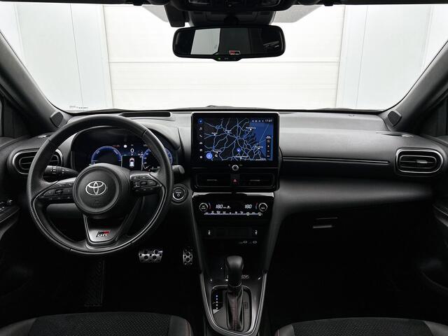 Toyota YARIS Cross 1.5 Hybrid 130 GR Sport | Head-Up Display | Dodehoek detectie | Parkeersensoren voor+achter | Trekhaak afneembaar | Stoelverwarming | Climate control | Cruise Control Adaptive | Navigatie | Apple CarPlay/Android Aut
