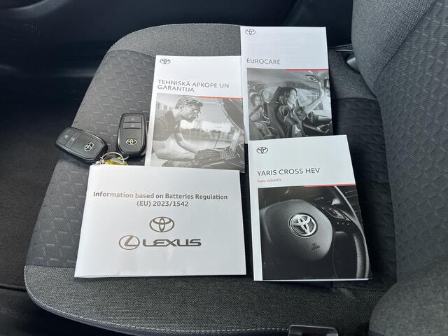 Toyota YARIS Cross 1.5 Hybrid 115 Dynamic / Dealer onderhouden / 10 jaar garantie mogelijk / Comfort Pack / Navigatie via abbo of Apple Carplay Android / Stuur-, stoel- en voorruitverwarming / Climate Control / 17" LM wielen /