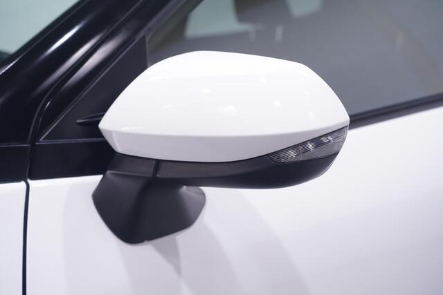 Toyota YARIS Cross 1.5 Hybrid Dynamic team Deutschland Navigatie APPLE-carplay camera DAB-ontvangst PDC v+a stoel/stuurverwarming bleutooth led-verlichting grootlicht-assist lane-assist private-glas 17"-lmv
