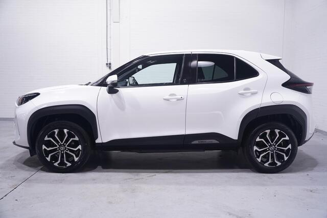 Toyota YARIS Cross 1.5 Hybrid Dynamic team Deutschland Navigatie APPLE-carplay camera DAB-ontvangst PDC v+a stoel/stuurverwarming bleutooth led-verlichting grootlicht-assist lane-assist private-glas 17"-lmv