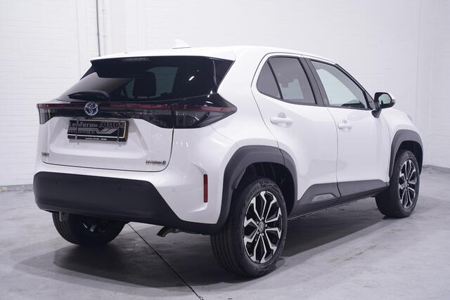 Toyota YARIS Cross 1.5 Hybrid Dynamic team Deutschland Navigatie APPLE-carplay camera DAB-ontvangst PDC v+a stoel/stuurverwarming bleutooth led-verlichting grootlicht-assist lane-assist private-glas 17"-lmv