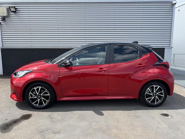 Toyota YARIS 1.5 Hybrid Dynamic edition Bi-tone zwart dak, leder, LED, Smart Key, Lichtmetalen velgen, Privacy glass, draadloze telefoonlader, elektr. buitenspiegels, navigatie Apple CarPlay/Android Auto