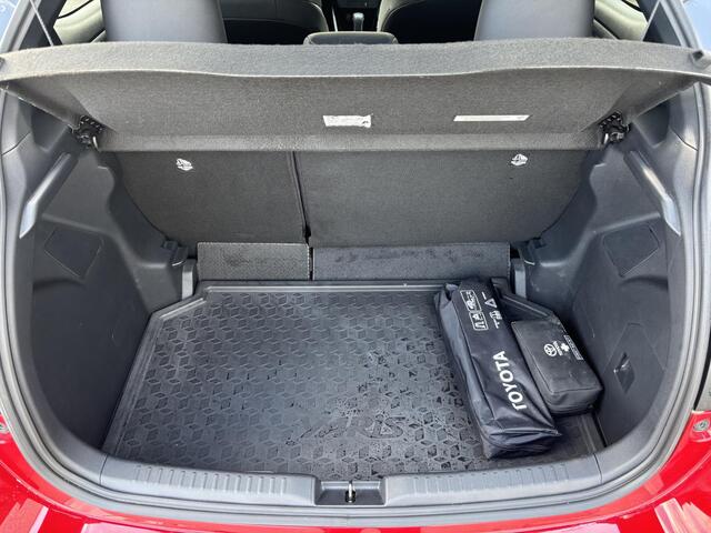 Toyota YARIS 1.5 Hybrid Dynamic edition Bi-tone zwart dak, leder, LED, Smart Key, Lichtmetalen velgen, Privacy glass, draadloze telefoonlader, elektr. buitenspiegels, navigatie Apple CarPlay/Android Auto