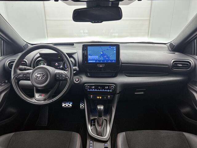 Toyota YARIS 1.5 Hybrid GR Sport | Head-Up Display | Stoel+Stuurverwarming | Dodehoek detectie | Parkeersensoren voor+achter | Navigatie | Apple CarPlay/Android Auto | Cruise Control Adaptive |