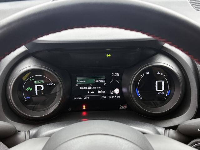 Toyota YARIS 1.5 Hybrid GR Sport | Head-Up Display | Stoel+Stuurverwarming | Dodehoek detectie | Parkeersensoren voor+achter | Navigatie | Apple CarPlay/Android Auto | Cruise Control Adaptive |