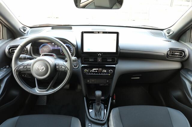 Toyota YARIS Cross 1.5 Hybrid 130 Executive Automaat | Premium Pack | Combimeter, 10" Head-up Display (HUD) | JBL® Premium Sound System met 8 speakers | LED Matrix koplampen met Adaptive High Beam System (AHS) en automa
