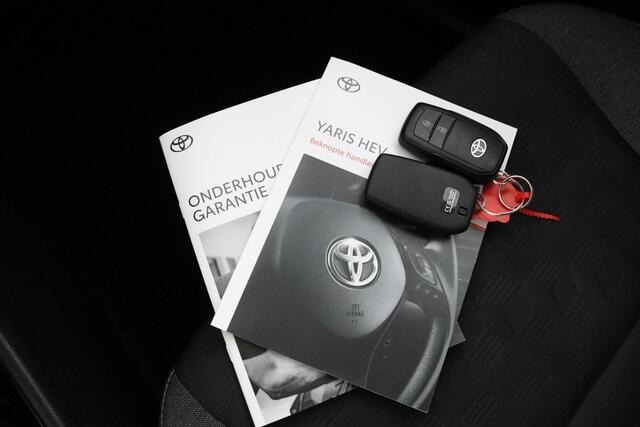 Toyota YARIS 1.5 Hybrid 115 Dynamic | Stoelverwarming | Stuurwiel verwarming | Parkeer sensoren |