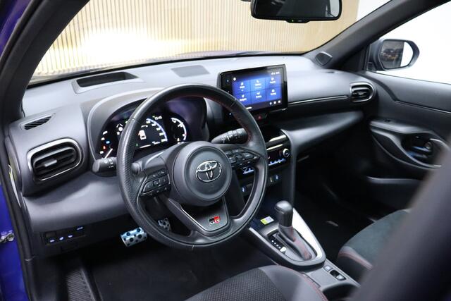 Toyota YARIS Cross 1.5 Hybrid GR Sport | Panoramadak | Parkeerhulp | Elec. bedienbare achterklep | Dodehoek detectie | Navigatie | Leder | Adaptive Cruise