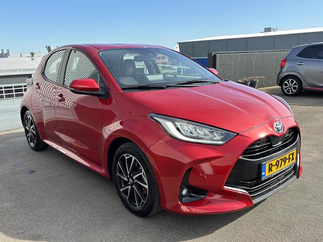 Toyota YARIS 1.5 Hybrid Dynamic Nieuw geleverd, Dealeronderhouden, Smart Key, Lichtmetalen velgen, LED, Achteruitrijcamera, Apple Carplay en/of Android auto navigatie.