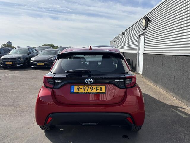 Toyota YARIS 1.5 Hybrid Dynamic Nieuw geleverd, Dealeronderhouden, Smart Key, Lichtmetalen velgen, LED, Achteruitrijcamera, Apple Carplay en/of Android auto navigatie.