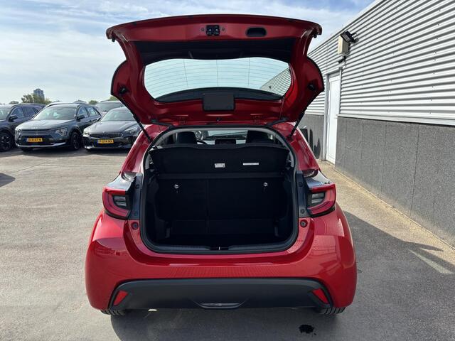 Toyota YARIS 1.5 Hybrid Dynamic Nieuw geleverd, Dealeronderhouden, Smart Key, Lichtmetalen velgen, LED, Achteruitrijcamera, Apple Carplay en/of Android auto navigatie.