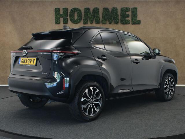 Toyota YARIS Cross 1.5 Hybrid 130 Executive - 17 INCH LICHT METALEN VELGEN MET MICHELIN CROSS CLIMATE BANDEN - NAVIGATIE - PARKEERSENSOREN VOOR/ ACHTER - CLIMATE CONTROL - CAMERA - VOORSTOELEN VERWARMD - KEYLESS ENTRY/ START - DODEHOEK DETECTIE - DRAADLOZE TELEFOONLADER - STUUR/ VOORRUIT VERWARMD
