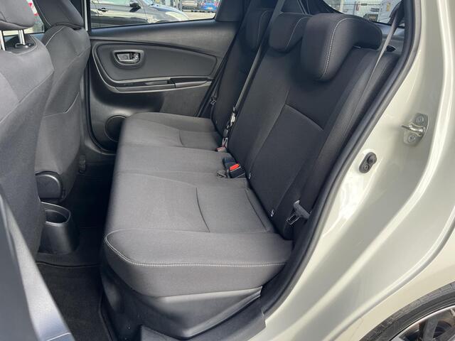 Toyota YARIS 1.5 Hybrid Bi-Tone Automaat | 16" Lichtmetalen Velgen | Climate Control | Elek. Raambediening