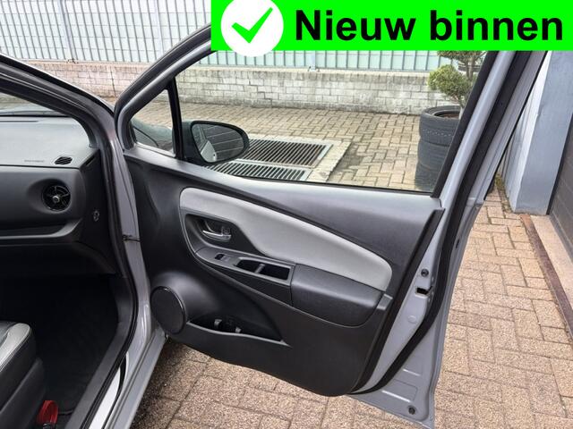Toyota YARIS 1.5 VVT-i Aspiration Navi|Keyless|Trekhaak|Leder