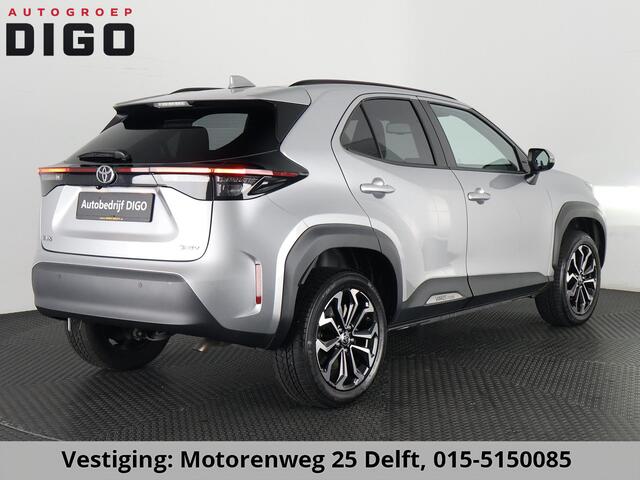 Toyota YARIS Cross 1.5 HYBRID DYNAMIC LUXURY GARANTIE 2035 ! PARKEERSENSOREN VOOR & ACHTER . STOEL/STUUR VERWARMING . NAVIGATIE .