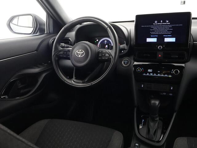 Toyota YARIS Cross 1.5 HYBRID DYNAMIC LUXURY GARANTIE 2035 ! PARKEERSENSOREN VOOR & ACHTER . STOEL/STUUR VERWARMING . NAVIGATIE .
