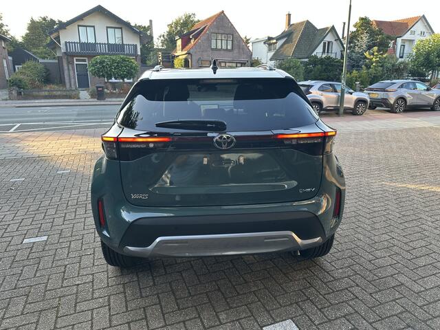 Toyota YARIS Cross 1.5 Hybrid 130 Executive Bi-Tone elektrische achterklep / dodehoekdetectie / stoelverwarming / stuurwielverwarming / parkeersensoren voor + achter / Navigatie / Apple Carplay / Android Auto / parkeercamera / 10 jaar Toyota garantie / rijklaarprijs incl. T