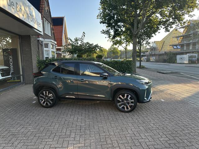 Toyota YARIS Cross 1.5 Hybrid 130 Executive Bi-Tone elektrische achterklep / dodehoekdetectie / stoelverwarming / stuurwielverwarming / parkeersensoren voor + achter / Navigatie / Apple Carplay / Android Auto / parkeercamera / 10 jaar Toyota garantie / rijklaarprijs incl. T