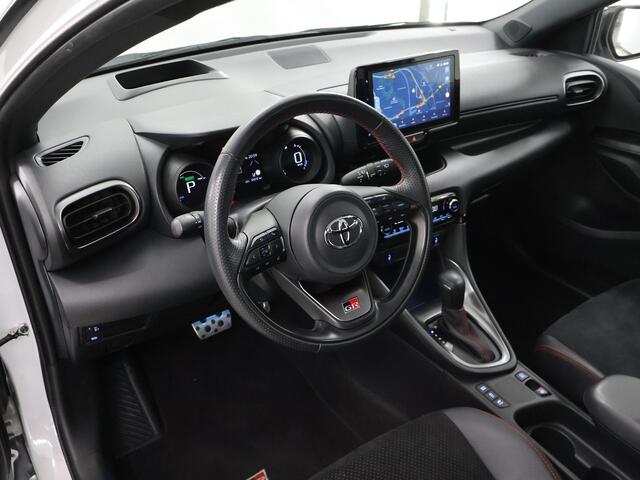 Toyota YARIS 1.5 Hybrid GR Sport | Panoramadak | Navigatie | HUD | BLIS | Stoelverwarming | Parkeercamera |