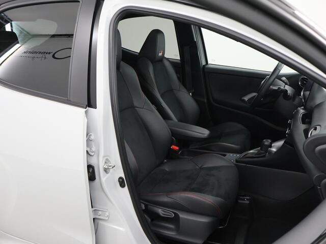 Toyota YARIS 1.5 Hybrid GR Sport | Panoramadak | Navigatie | HUD | BLIS | Stoelverwarming | Parkeercamera |