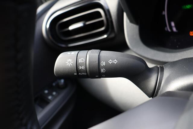Toyota YARIS 1.5 Hybrid 115 Dynamic Limited Parkeersensoren, Stoelverwarming, Apple Carplay / Android Auto.