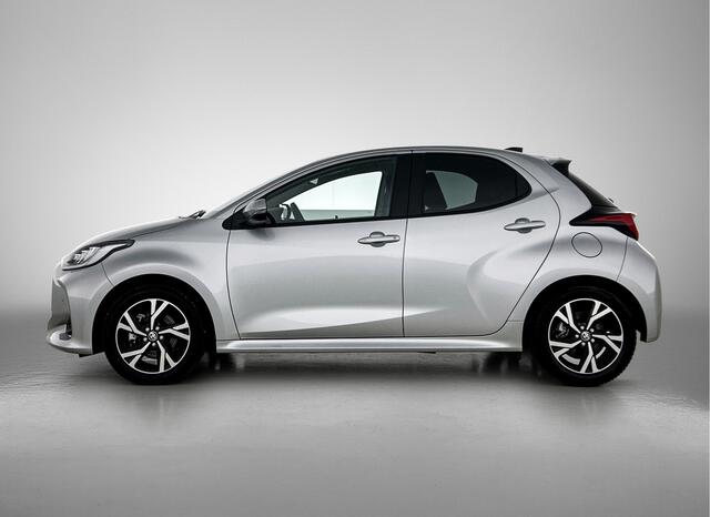 Toyota YARIS 1.5 Hybrid 115 Dynamic Comfort Pack | BTW voertuig | Dodehoek detectie | Parkeersensoren voor+achter | Stoel+stuurverwarming | Draadloze telefoonlader |