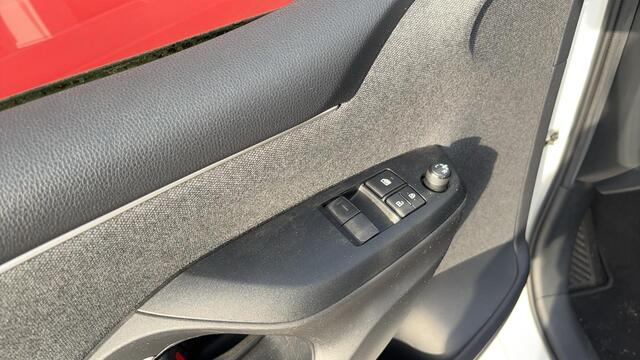 Toyota YARIS 1.5 Hybrid Active CAMERA / CARPLAY / ACC / CLIMA / BLUETOOTH / NL-AUTO