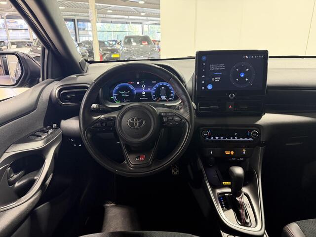 Toyota YARIS 1.5 Hybrid 130 GR SPORT Plus Parkeersensoren V+A, Keyless, Stoel- & Stuurverwarming, Dodehoekdetectie