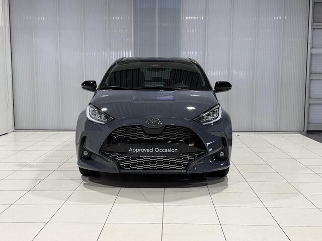 Toyota YARIS 1.5 Hybrid 130 GR SPORT Plus Parkeersensoren V+A, Keyless, Stoel- & Stuurverwarming, Dodehoekdetectie