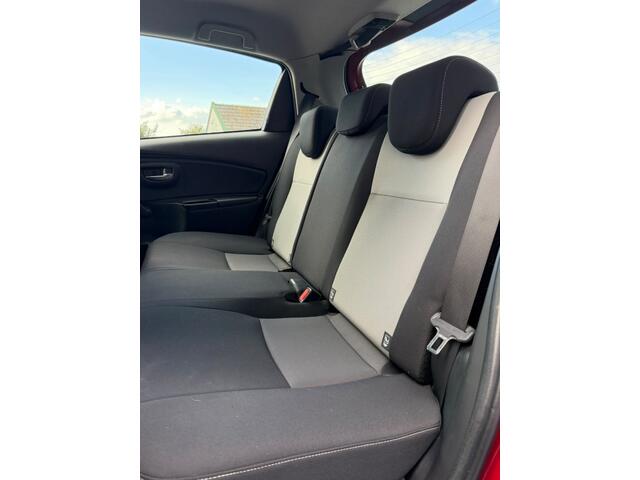 Toyota YARIS 1.5 Hybrid Bi-Tone AUT / Camera, Navi, Bluetooth, LM velgen