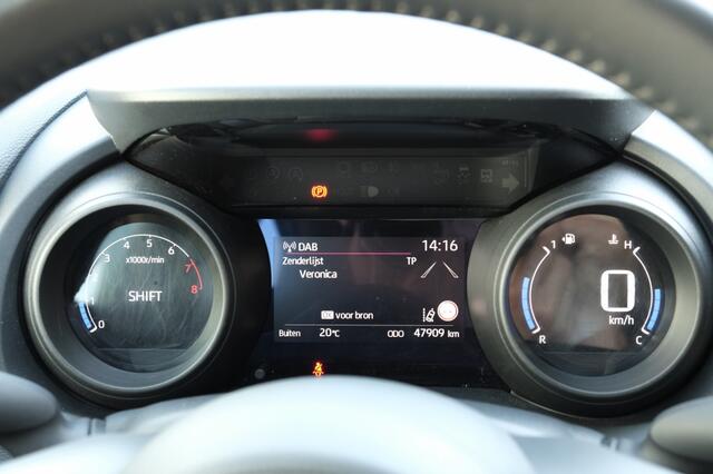 Toyota YARIS 1.5 VVT-i TeamNL Handgeschakeld | Apple Carplay & Android Auto | Smart Entry met startknop | 16" lichtmetalen velgen 'machined' | 7" digital dashboard 'binocular' | Portierinleg 'felt' | Ramen, elek